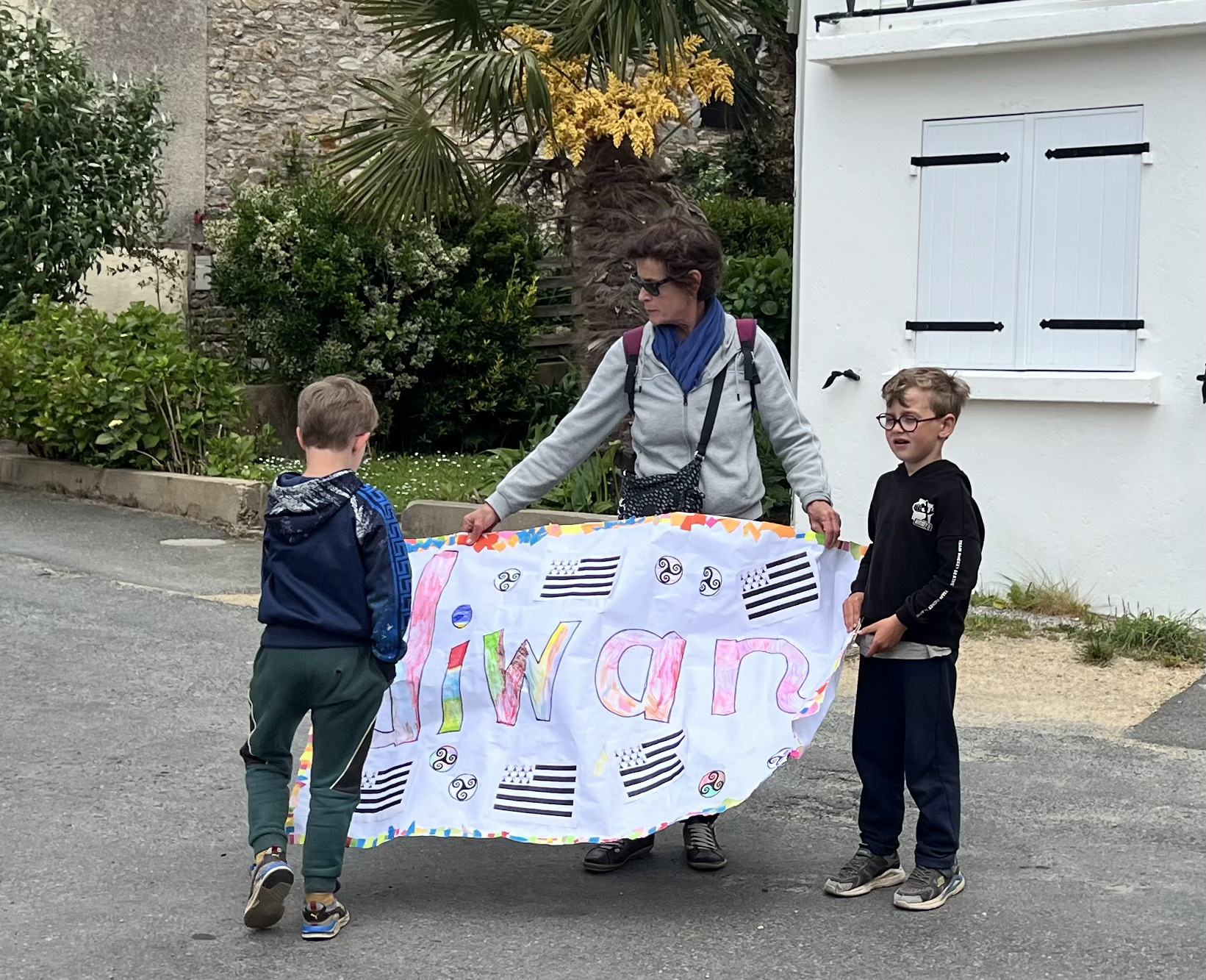 image grand mère avec ses petits enfants