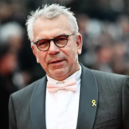Photo de Philippe Torreton sur le tapis rouge du festival de Cannes avec le ruban jaune
